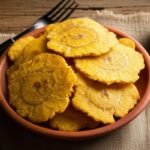Receta de Patacones rellenos colombianos (1 plátano grande)